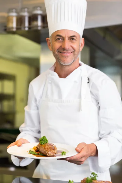 Vertrouwen mannelijke chef-kok met gekookt voedsel in keuken — Stockfoto