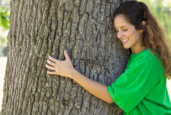 Miljöaktivist kramas trädstam — Stockfoto
