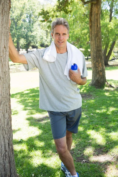 Homme avec bouteille d'eau et serviette — Photo