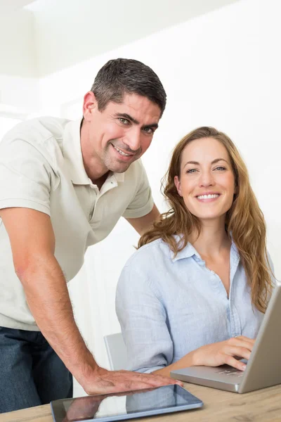 Vertrouwen paar met behulp van laptop — Stockfoto