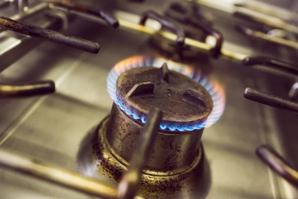 Gás de queima no fogão a gás da cozinha — Fotografia de Stock