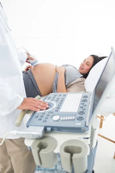 Medico maschio che esamina donna incinta — Foto Stock