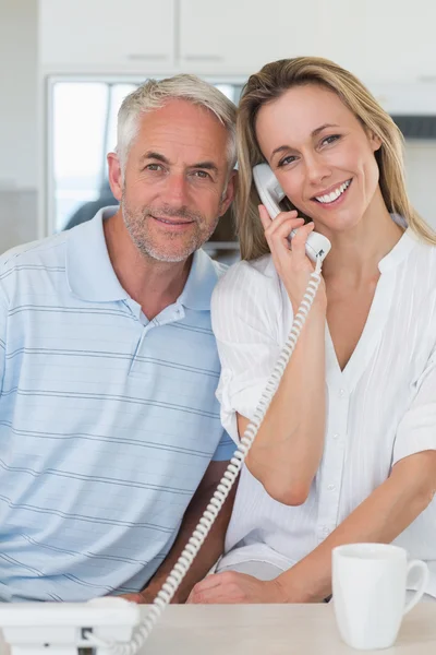 Happy man listening in on his blonde partners phone call — Stock Photo, Image
