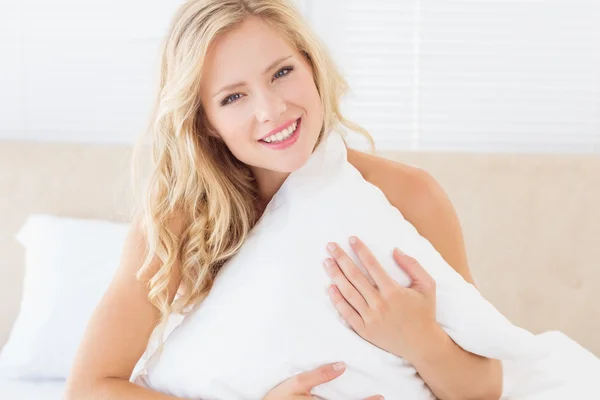 Attraente bionda che si copre di cuscino — Foto Stock