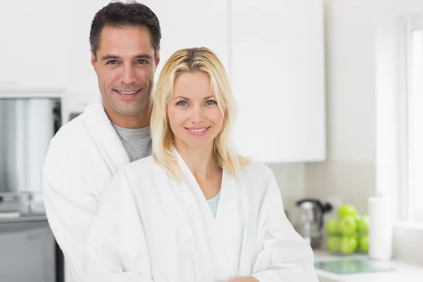 Мужчина и женщина на кухне — стоковое фото