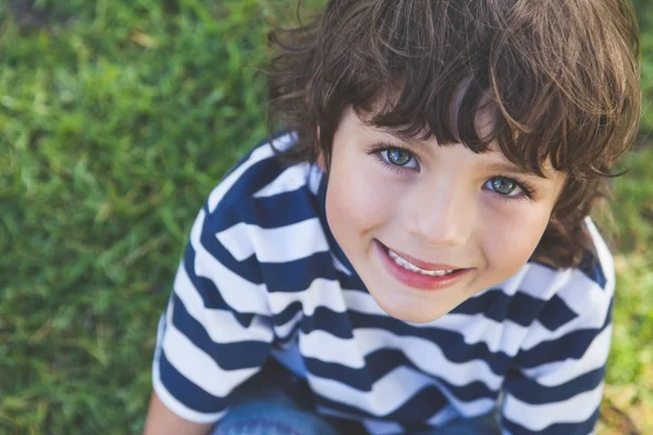 Garoto sorrindo no parque — Fotografia de Stock