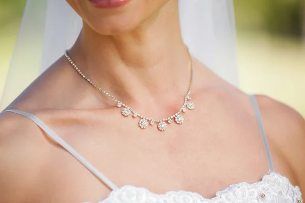 Sezione centrale di una bella sposa che indossa una collana — Foto Stock