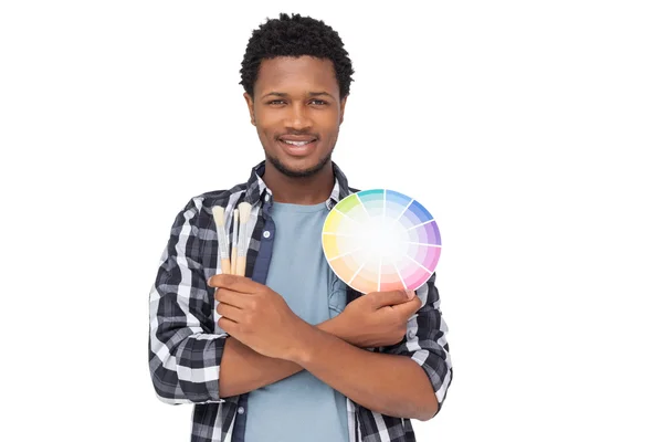 Muž s vzorek barvy a štětec — Stock fotografie