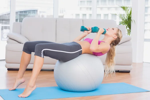 Blonde doing sit ups with exercise — Stock Photo, Image