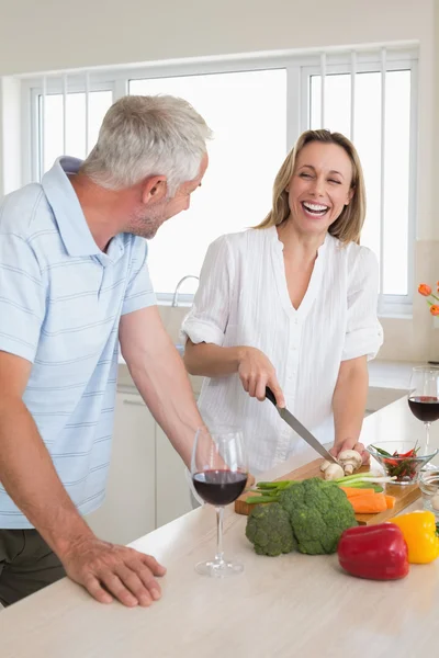 Couple riant faisant le dîner ensemble — Photo