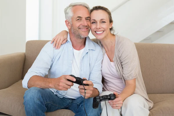 Casal feliz se divertindo no sofá jogando videogames — Fotografia de Stock