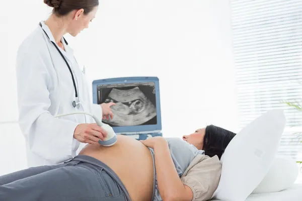 Беременная женщина проходит УЗИ — стоковое фото