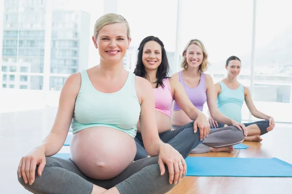 Yoga sınıfındaki hamile kadınlar. — Stok fotoğraf