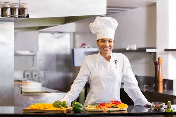 Chef with cut vegetables in kitchen — Stock Photo, Image