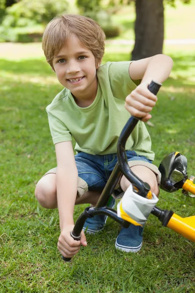 Niño con bicicleta en el parque — Foto de Stock