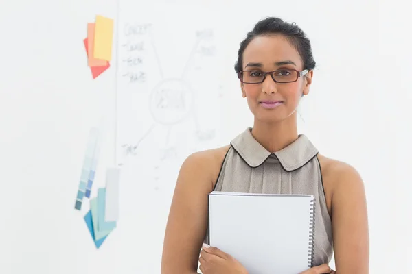 Diseñador sosteniendo cuaderno — Foto de Stock