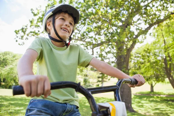 Garçon à vélo au parc — Photo