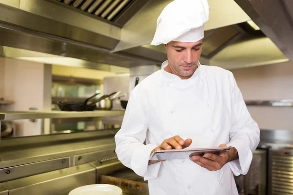 Cook using digital tablet in kitchen — Stock Photo, Image