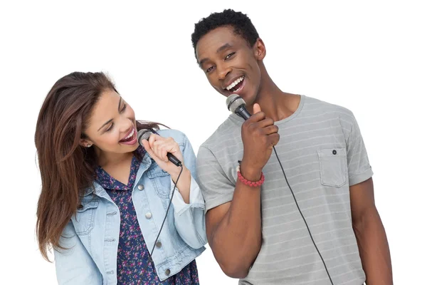 Casal cantando em microfones — Fotografia de Stock