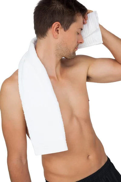 Homme sans chemise fatigué avec serviette — Photo