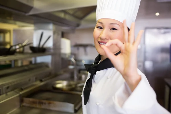 Cozinheiro fêmea gestos ok sinal — Fotografia de Stock
