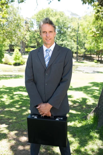 Empresario llevando maletín — Foto de Stock