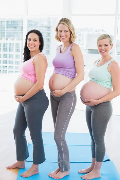 Zwangere vrouwen staan in een rij — Stockfoto