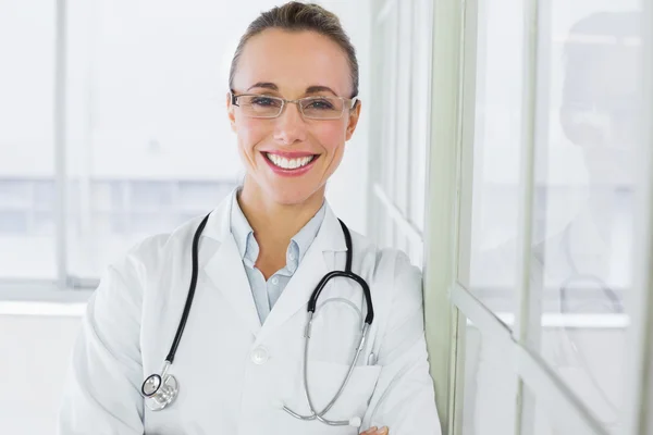 Vackra lyckliga kvinnliga läkare på sjukhus — Stockfoto