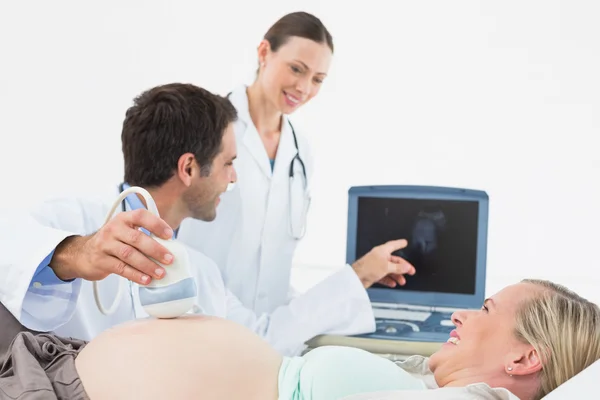 Pregnant blonde having an ultrasound scan — Stock Photo, Image