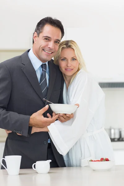 Mujer abrazando al hombre en la cocina —  Fotos de Stock