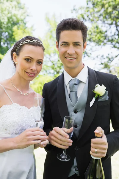 Casal recém-casado tomando champanhe — Fotografia de Stock