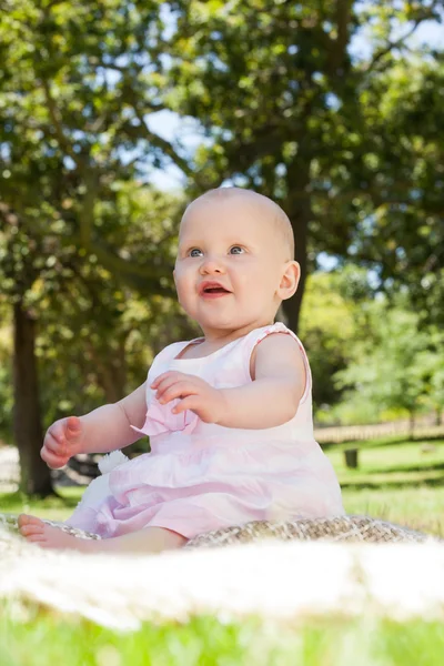 Söt baby sitter på filt på park — Stockfoto