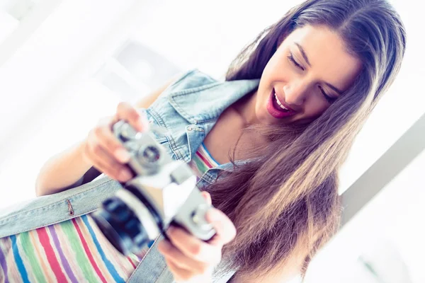 Wesoła brunetka patrząc na jej kamery — Zdjęcie stockowe