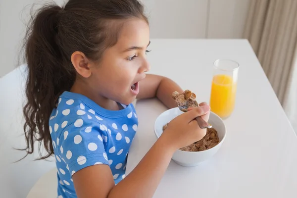 Menina tomando café da manhã — Fotografia de Stock