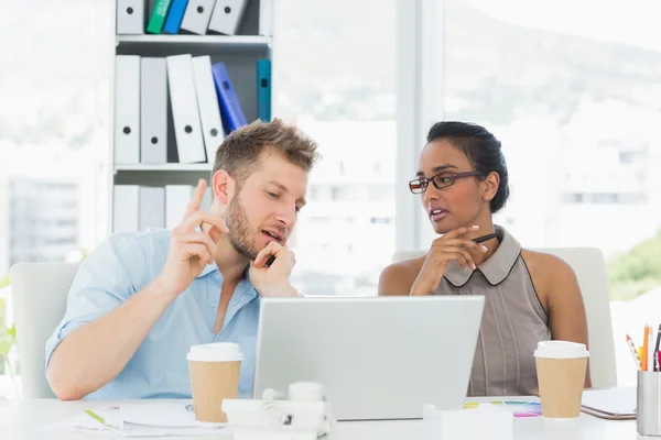 Partner arbetar tillsammans vid skrivbord på laptop — Stockfoto