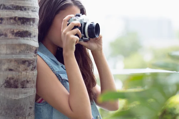 Girl taking photographs outside — Stock Photo, Image