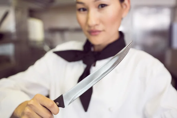Cozinhe segurando faca na cozinha — Fotografia de Stock