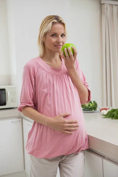 Mujer embarazada sosteniendo manzana — Foto de Stock