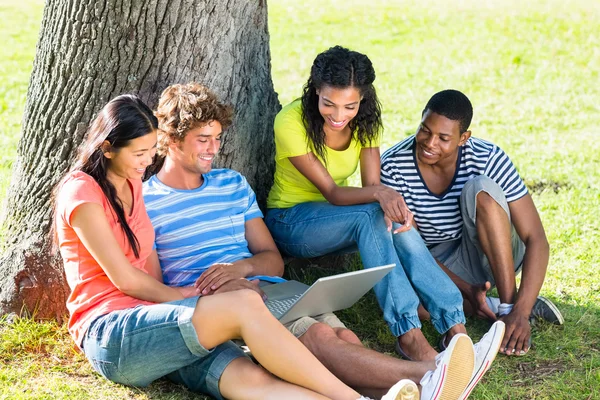 Estudiantes usando laptop en el campus — Foto de Stock