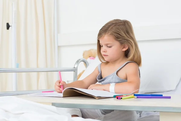 Meisje kleurboek in ziekenhuis — Stockfoto