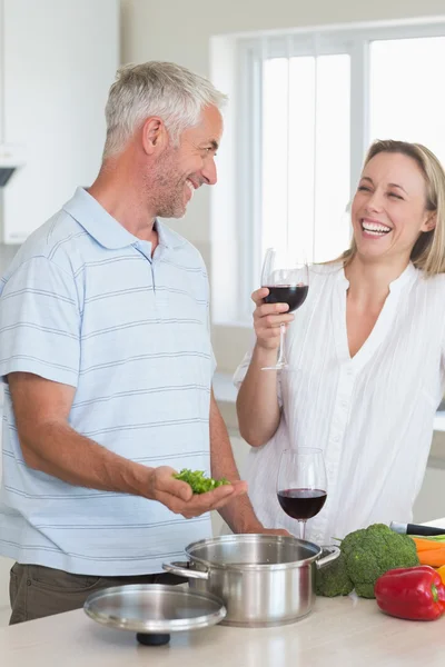 Riendo pareja haciendo la cena juntos —  Fotos de Stock