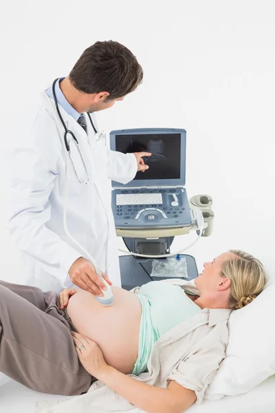 Zwangere vrouw na een echografie — Stockfoto