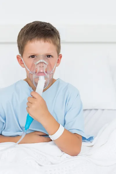 Boy mengenakan masker oksigen — Stok Foto