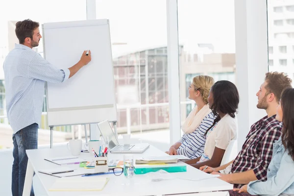 Mann präsentiert seinen Mitarbeitern eine Idee — Stockfoto