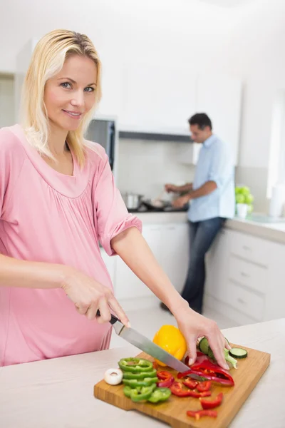 Vrouw hakken groenten — Stockfoto