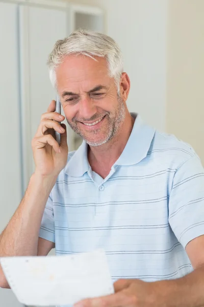 Улыбающийся мужчина на телефонном звонке — стоковое фото