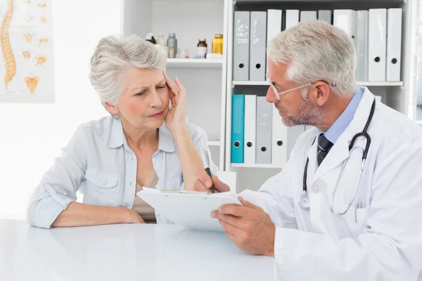 Paciente sênior visitando um médico — Fotografia de Stock