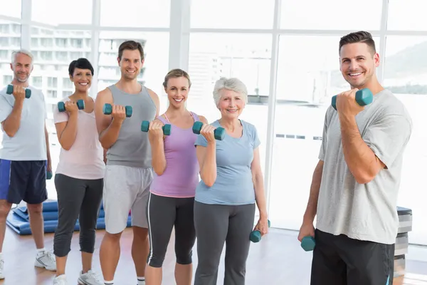 Spor salonunda dambıl ile egzersiz sınıfı — Stok fotoğraf