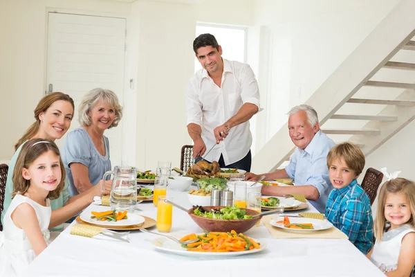 Pai servindo refeição para a família — Fotografia de Stock