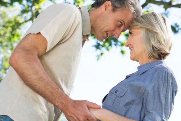 Paar kijken elkaar in park — Stockfoto